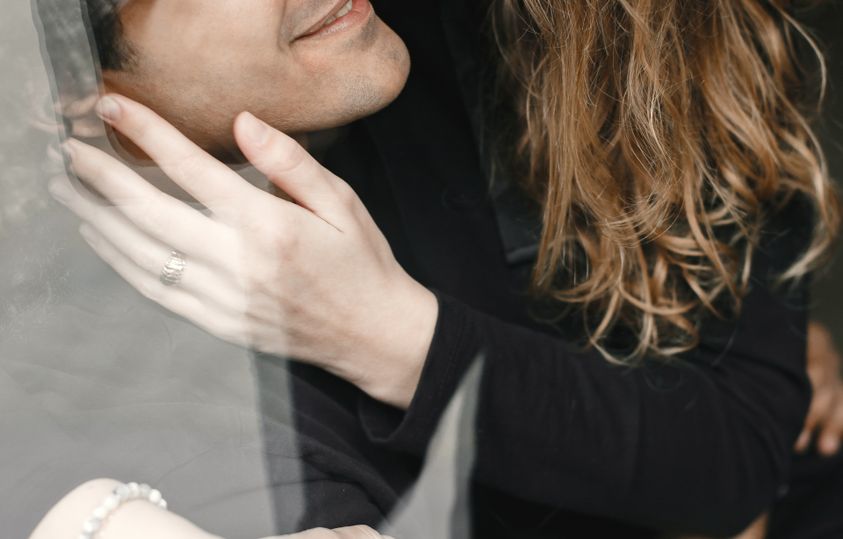 Online dating: starting a conversation on a niche platform