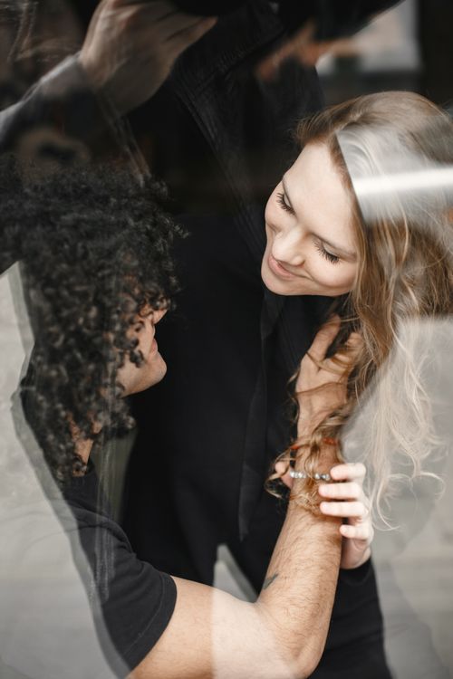 Free A loving couple gazing at each other fondly, showcasing warmth and affection. Stock Photo