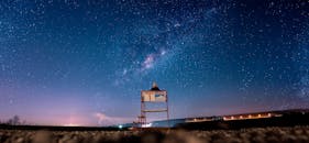 在塞尔维亚克拉古耶瓦茨上空，银河系的迷人景色展现了繁星点点的夜空