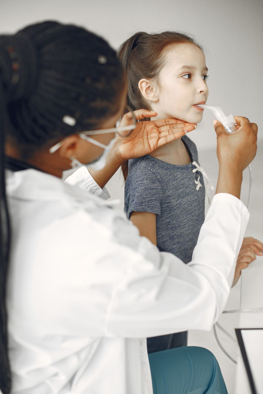 Een meisje krijgt behandeling van een medische professional in een klinische omgeving.
