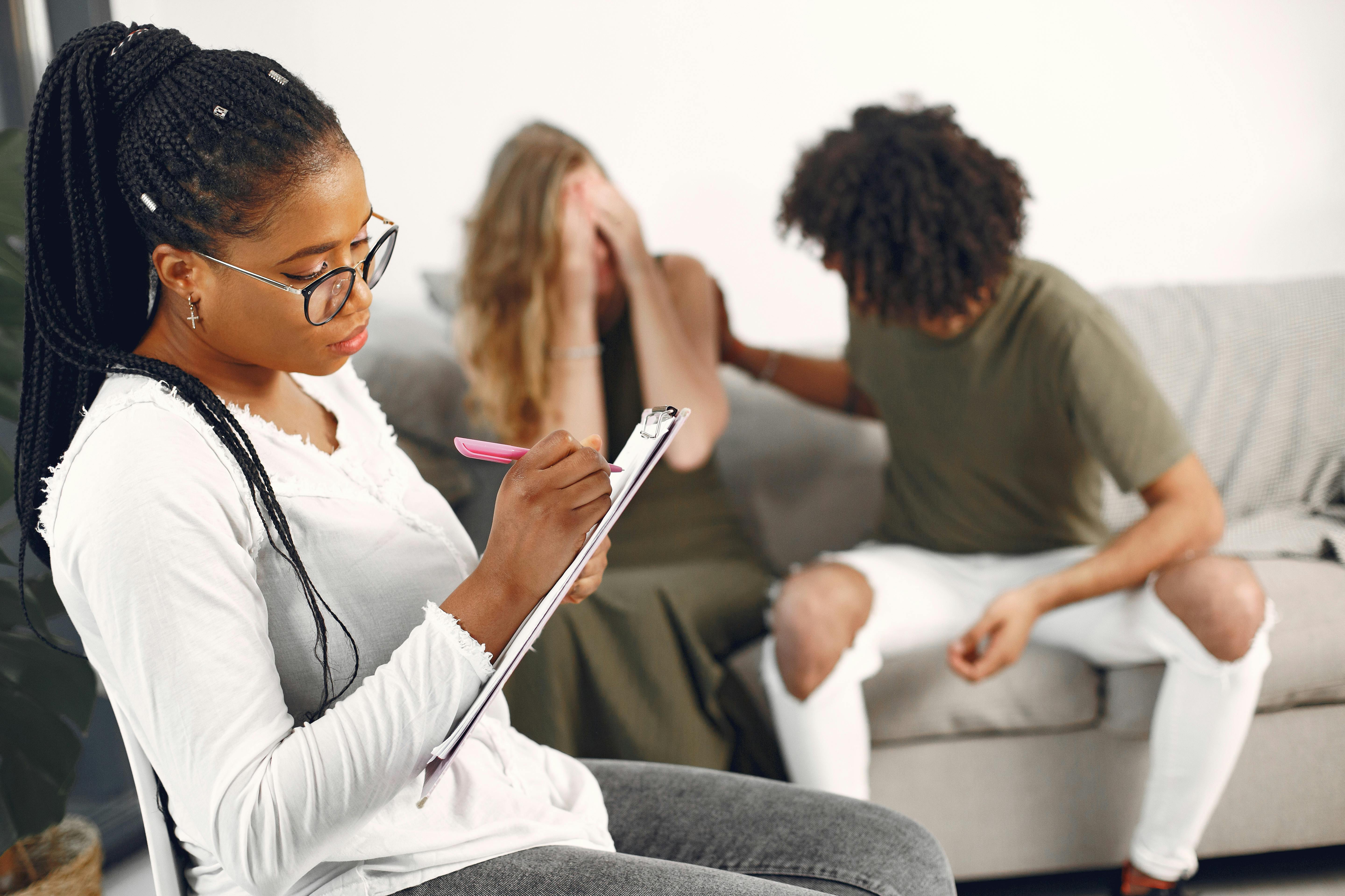 consultant helping a couple - manufactured home financing requirements