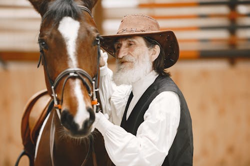 Kostenlos Kostenloses Stock Foto zu älterer herr, braunes pferd, cowboy Stock-Foto