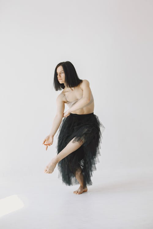 Foto profissional grátis de bailarino, dança, de pé em uma perna
