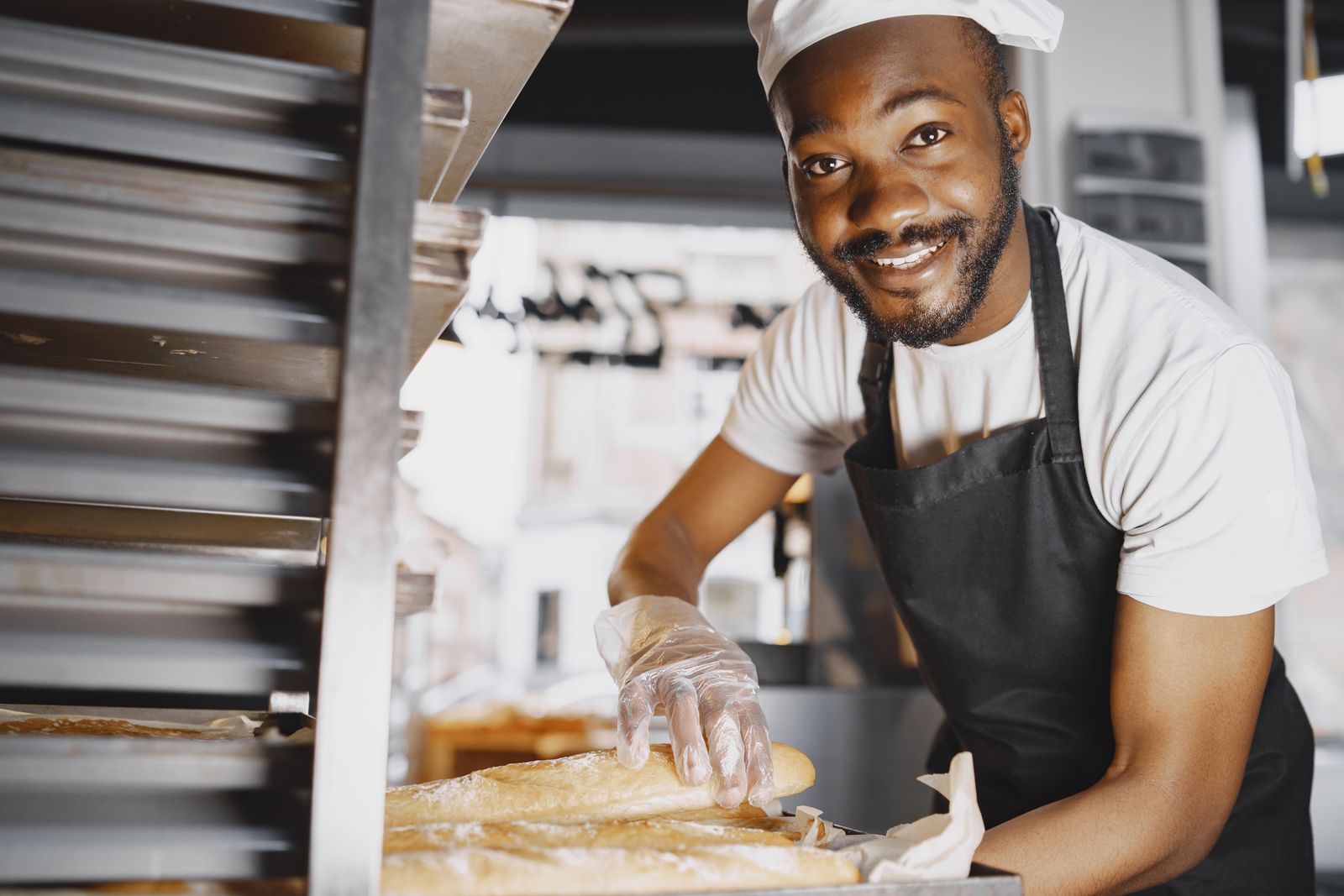 Boulanger pétrissant la pâte à la Maison Brûlot