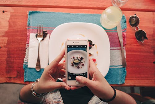 Δωρεάν στοκ φωτογραφιών με foodie, smartphone, άνθρωπος