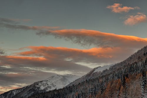 Una Vista De Las Montañas Nevadas Bajo El Cielo Nublado