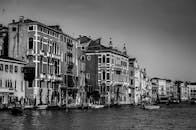 运河沿岸威尼斯建筑的黑白景观充满戏剧性，船上有船只穿行