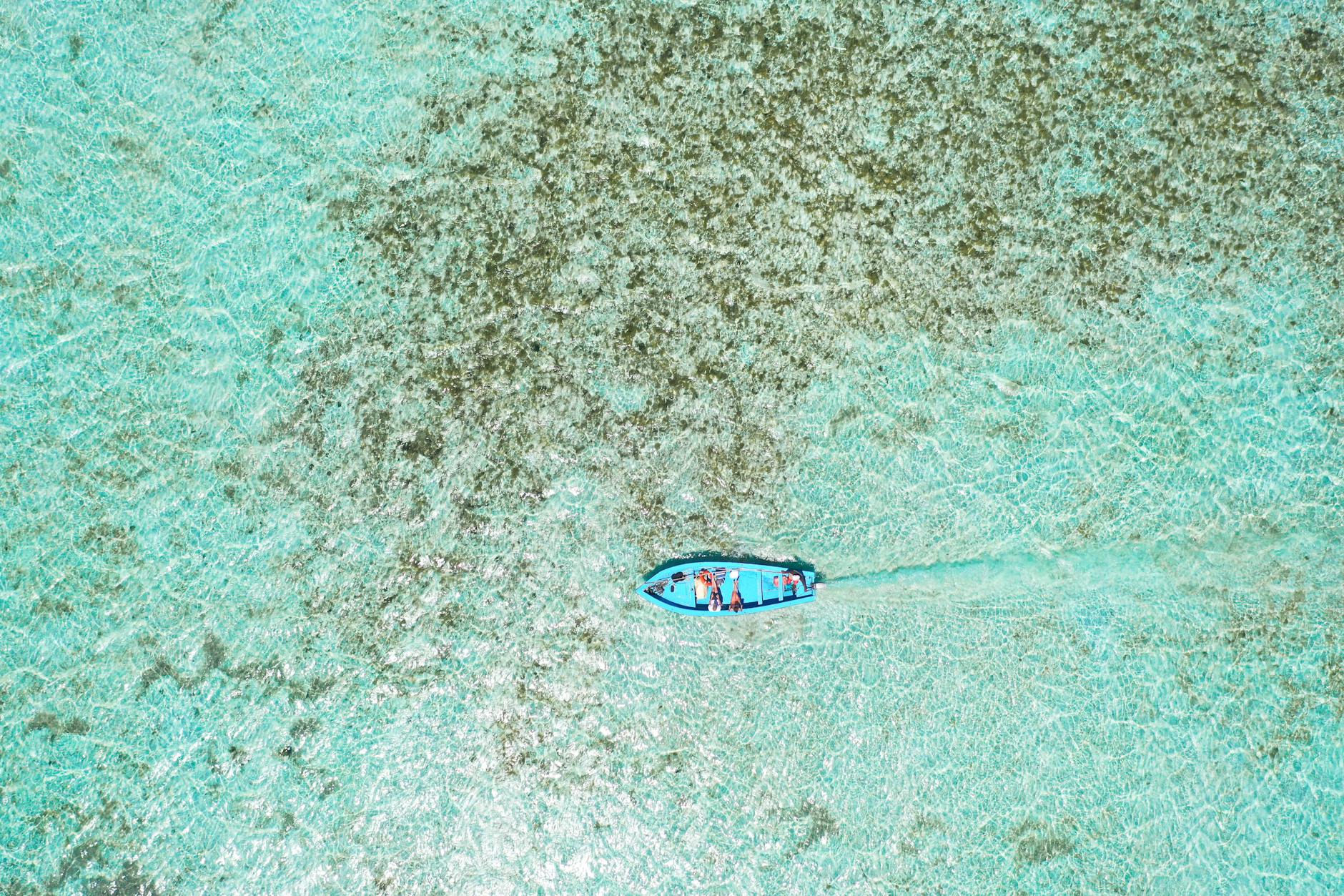 Mauritius & Réunion Sailing Guide 1 Turquoise lagoon and reef-fringed coastline when sailing in Mauritius and Réunion.