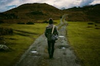 漫步在风景秀丽的乡村小径上，一个人拥抱孤独与自然