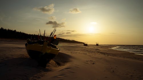 Foto profissional grátis de à beira-mar, acima do mar, barco