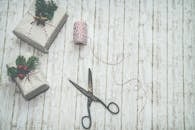 木制背景上，喜庆的圣诞礼物与质朴的包装和装饰相映成趣