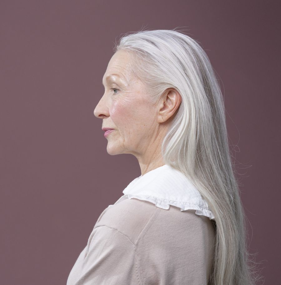 Frisuren-Inspiration 1: Lange silberne Haare – elegant ohne Altersgrenze