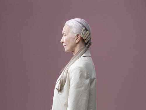 Profil af vis og elegant kvinde