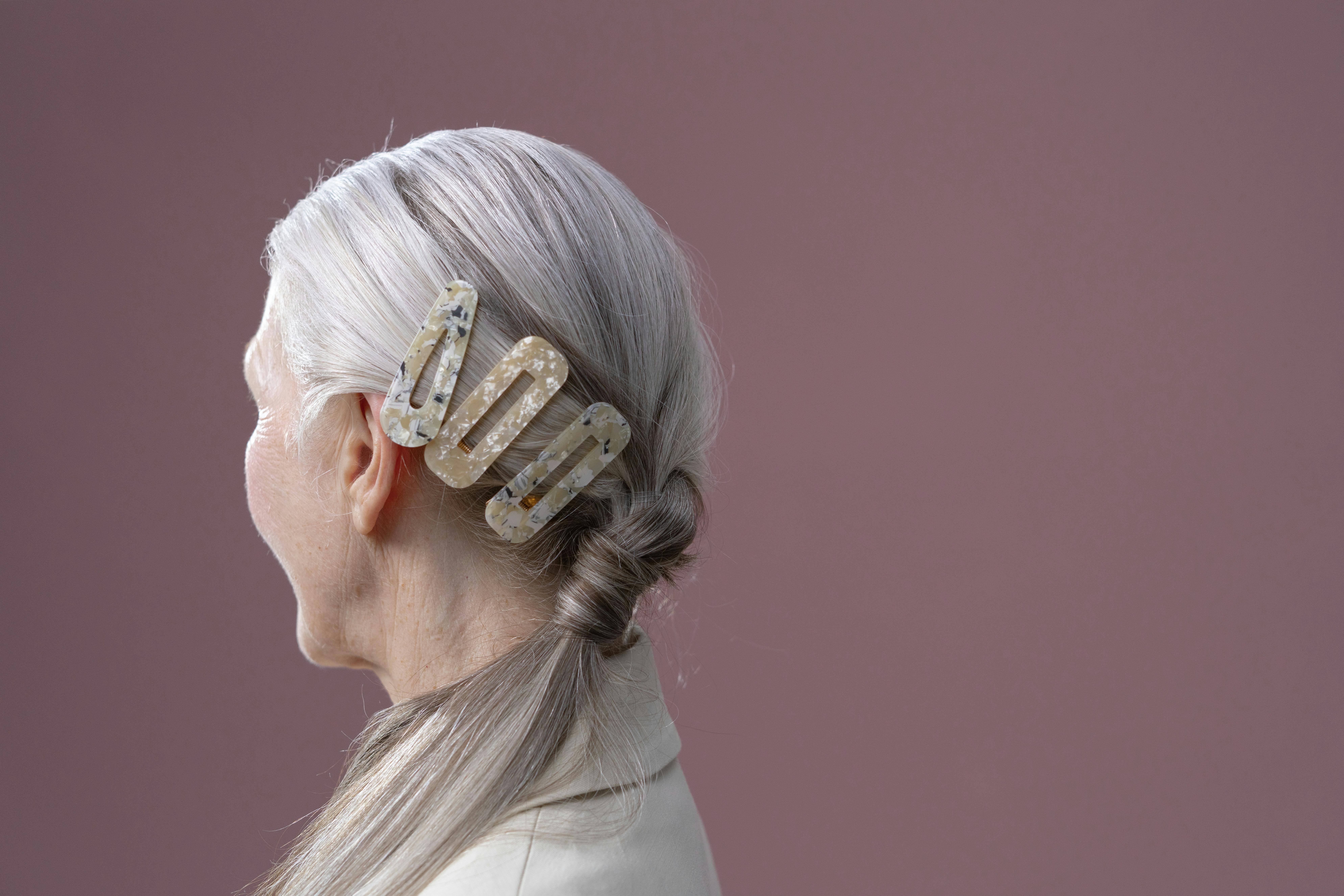 ヘアアクセサリーの選び方｜種類・シーン別の髪を彩るアクセント - ヘアアクセサリーの主要な種類は?