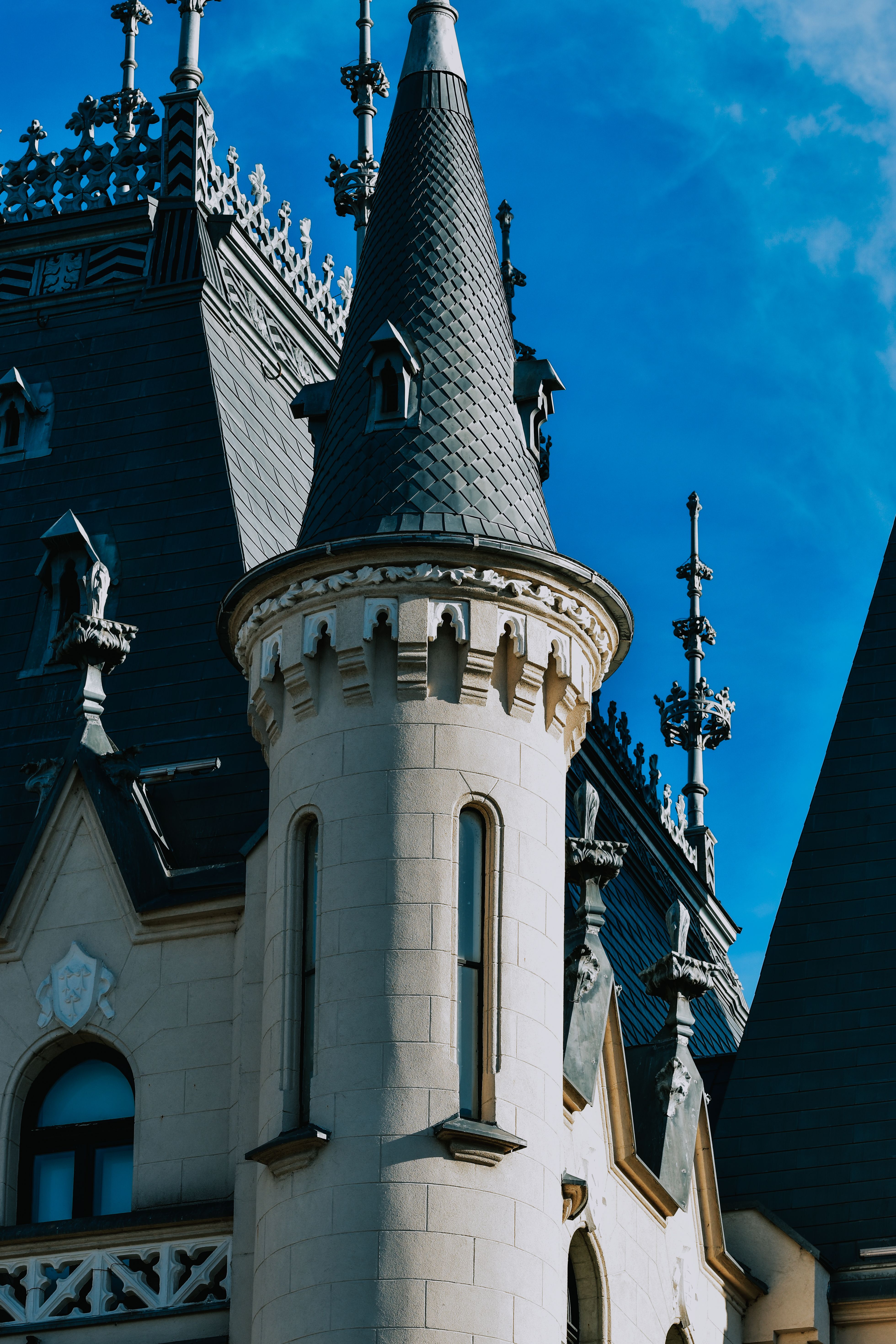 Castle under a Blue Sky · Free Stock Photo