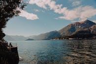 在意大利科莫湖，群山清澈，湖水宁静，度过了美好的一天