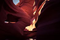 羚羊峡谷的迷人景色拥有惊人的光线对比和引人注目的砂岩地层