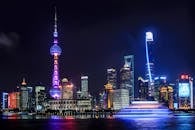 上海天际线的夜景令人惊叹，照明摩天大楼和东方明珠塔的倒影映在水中