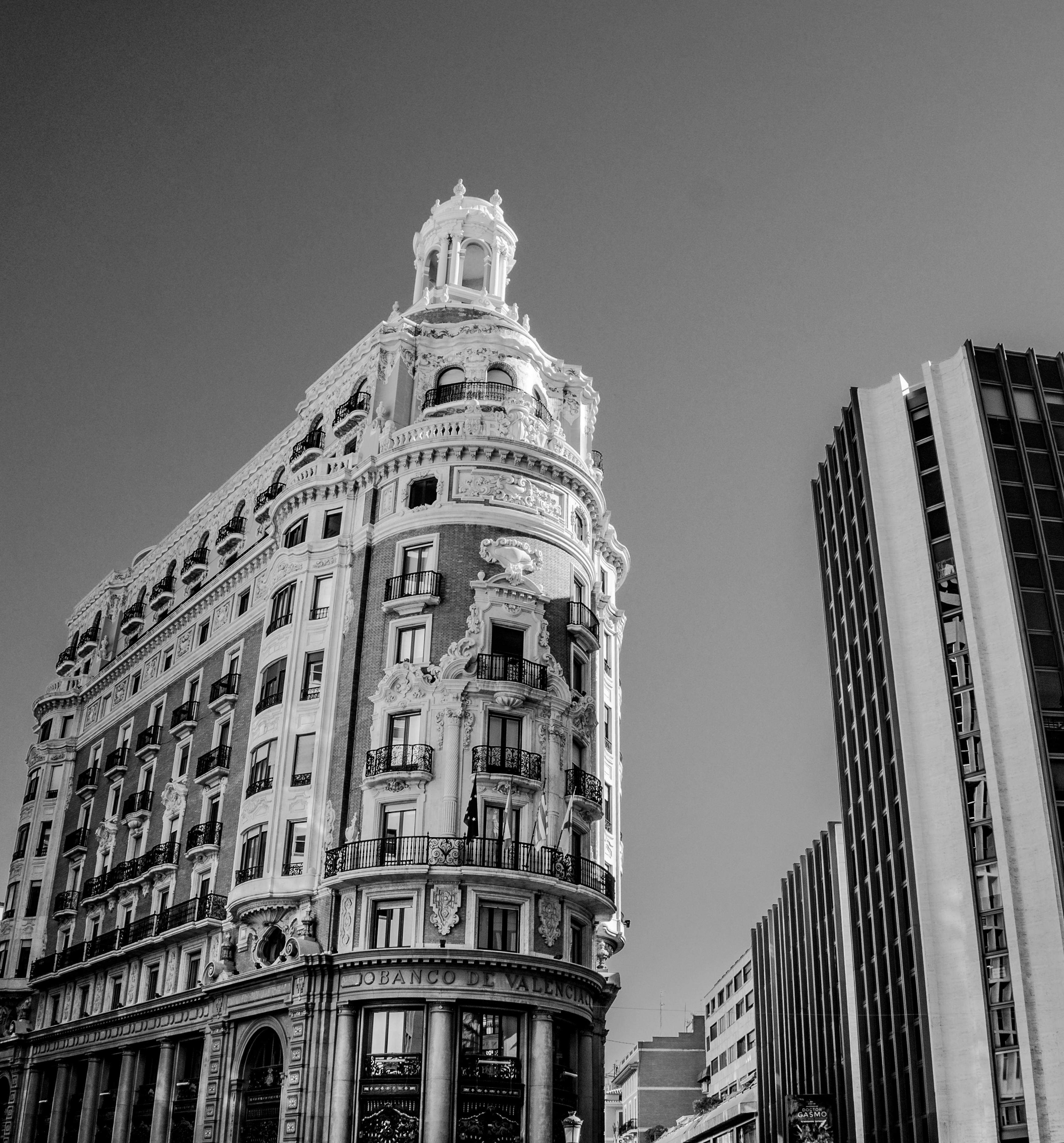 一张令人惊叹的黑白照片，展现了瓦伦西亚城市景观中的一座历史建筑