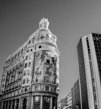 一张令人惊叹的黑白照片，展现了瓦伦西亚城市景观中的一座历史建筑