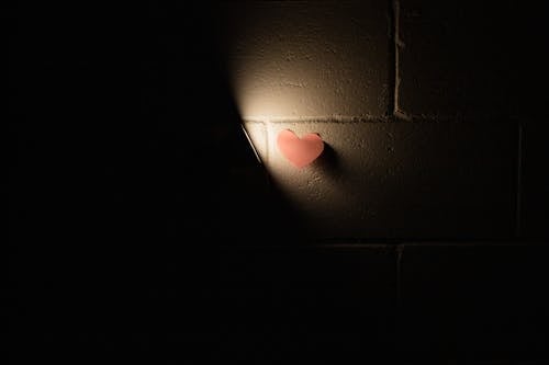 Darmowe zdjęcie z galerii z ciemny, karteczka samoprzylepna, kontrast