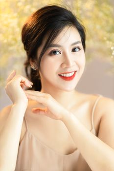 Charming portrait of a smiling woman with bright background, conveying beauty and elegance.