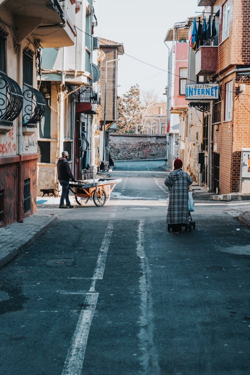 Immagine gratuita di camminando, edifici, persone