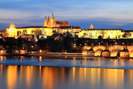 用长时间曝光拍摄夜间灯火通明的布拉格城堡和查理大桥