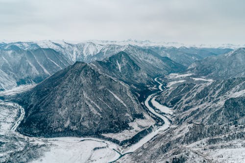 雪に覆われた山