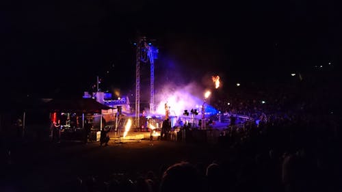 Membro Dell'uomo Sul Palco Durante La Notte