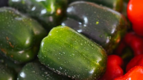Free Discover the vibrant freshness of green bell peppers with water droplets, perfect for healthy eating. Stock Photo