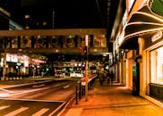 这座城市充满活力，市区街道灯火通明，夜生活繁华热闹