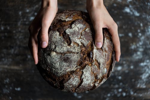 Mensch Hält Ein Brot