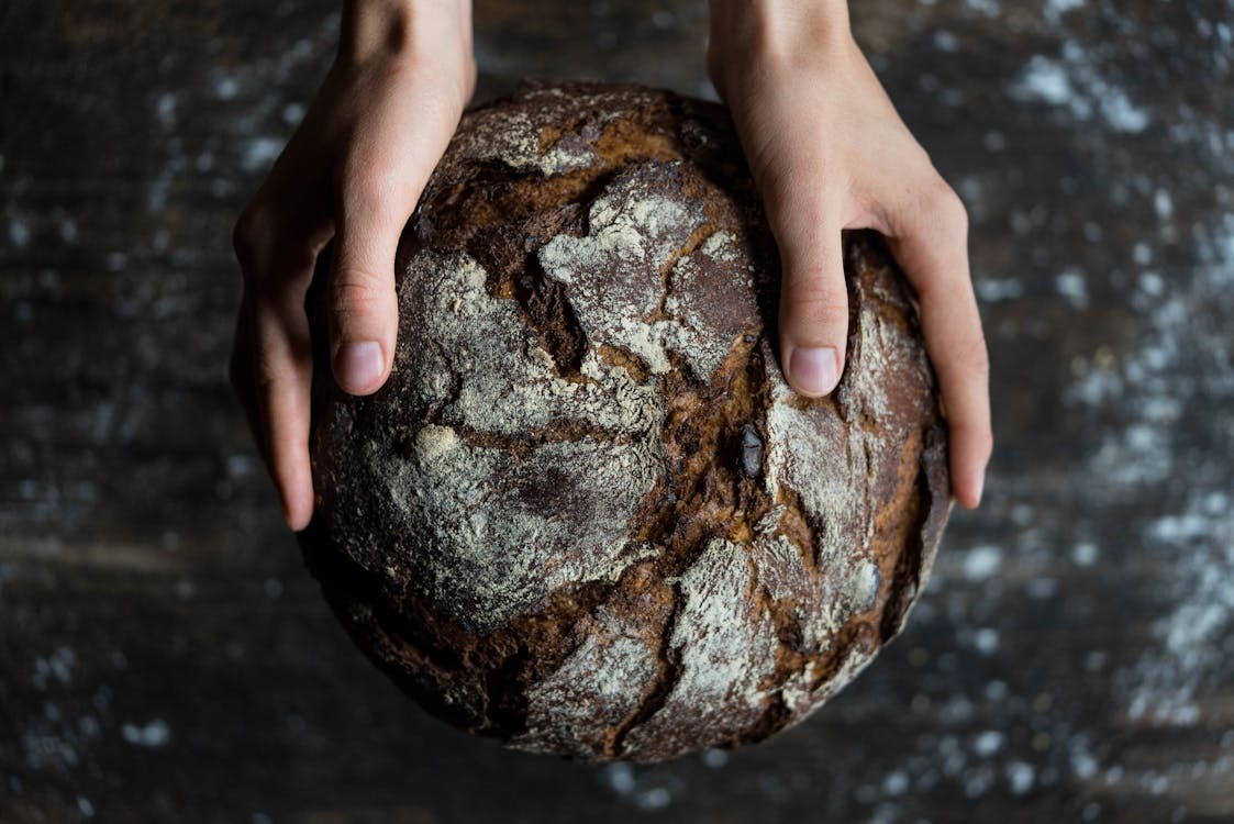 Mensch Hält Ein Brot