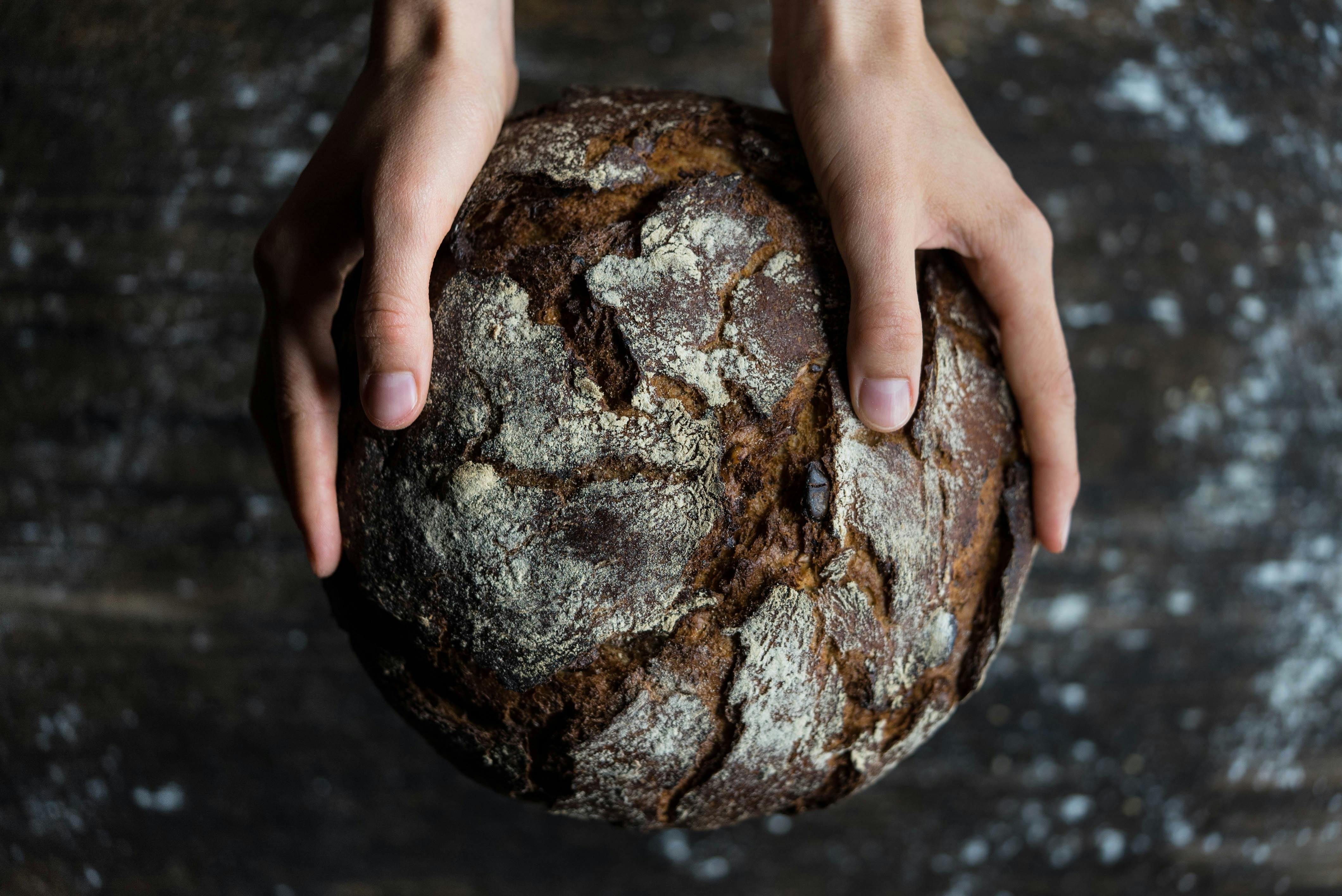 Mensch Hält Ein Brot · Kostenloses Stock Foto