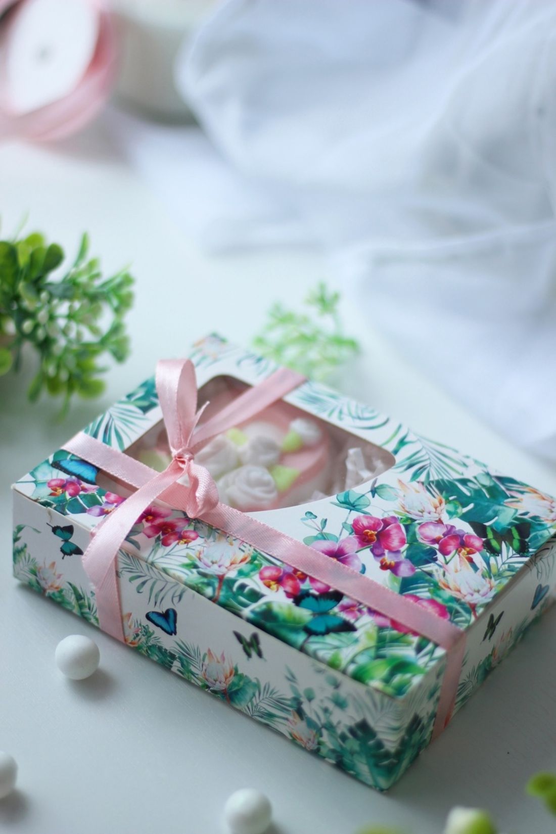 Regalo decorado con una cinta rosa, fotografía de referencia