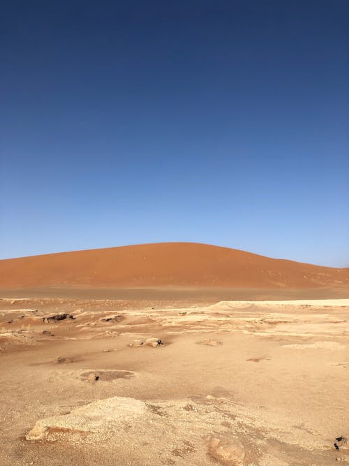 Gratis lagerfoto af bjerg, blå himmel, brunt sand