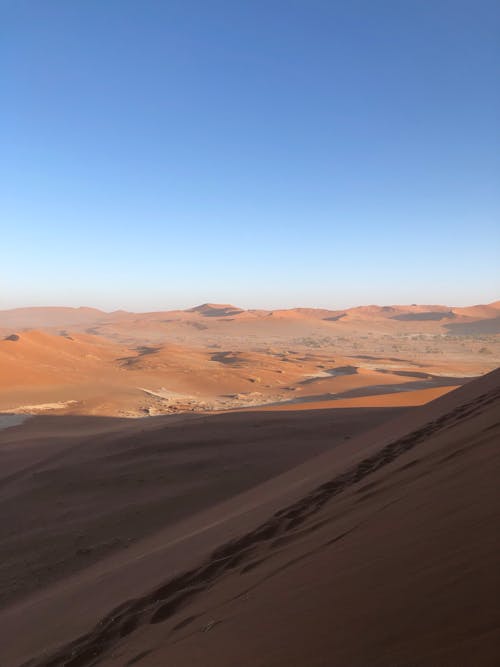 Gratis lagerfoto af bjerg, blå himmel, brunt sand