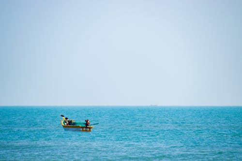 Foto d'estoc gratuïta de aigua blava, barca, cel