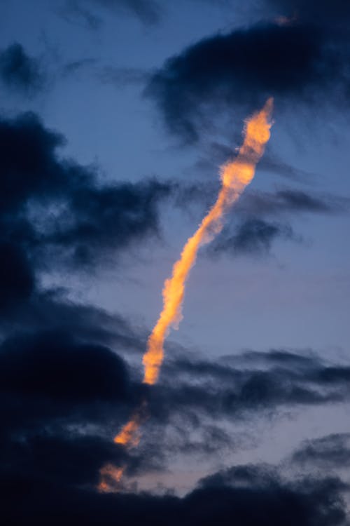 Darmowe zdjęcie z galerii z błękitne niebo, pionowy strzał, smugi kondensacyjne