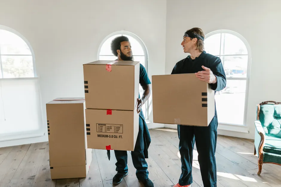 Manutentionnaires évacuant du mobilier lors du débarras d’un logement après une succession