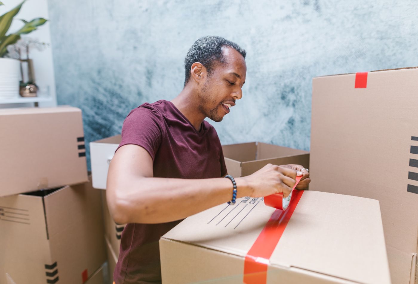 Packing moving boxes for an international household relocation