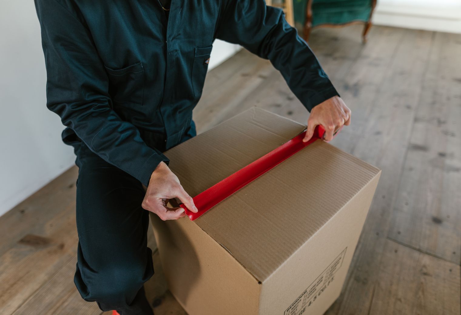 Pilning — professional packers wrapping and boxing belongings