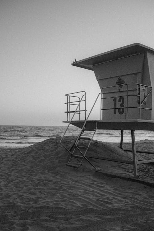 Foto profissional grátis de areia, escala de cinza, estação de salva-vidas
