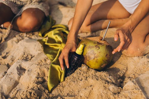 Imagine de stoc gratuită din mână, nisip, nucă de cocos