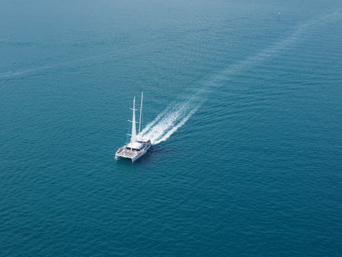 Fotografi Perahu Layar Di Laut