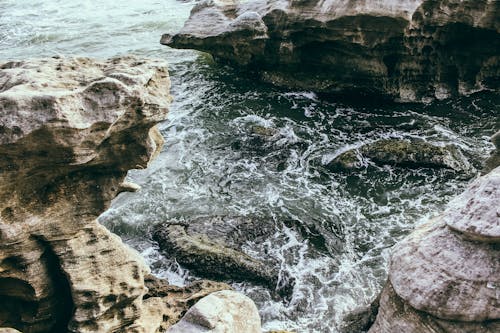 Brown Rock Formation In Der Nähe Von Gewässern