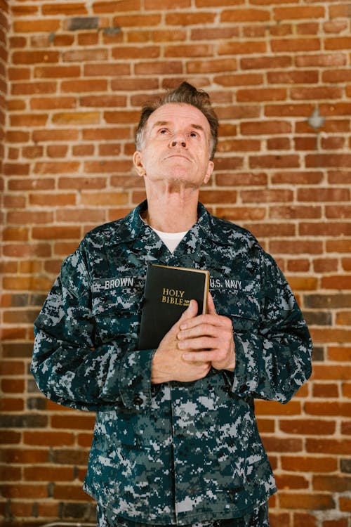 Δωρεάν στοκ φωτογραφιών με Αγία Γραφή, αμερικανικό ναυτικό, ανώτερος ενήλικας