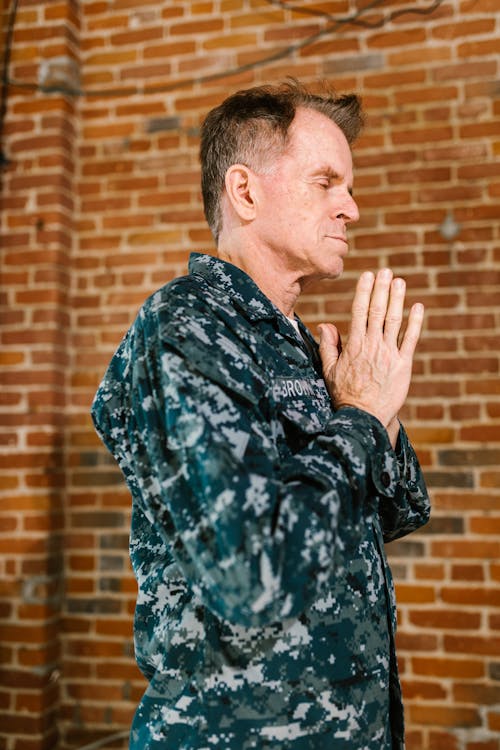 Free Side View Photo of Praying Soldier Stock Photo