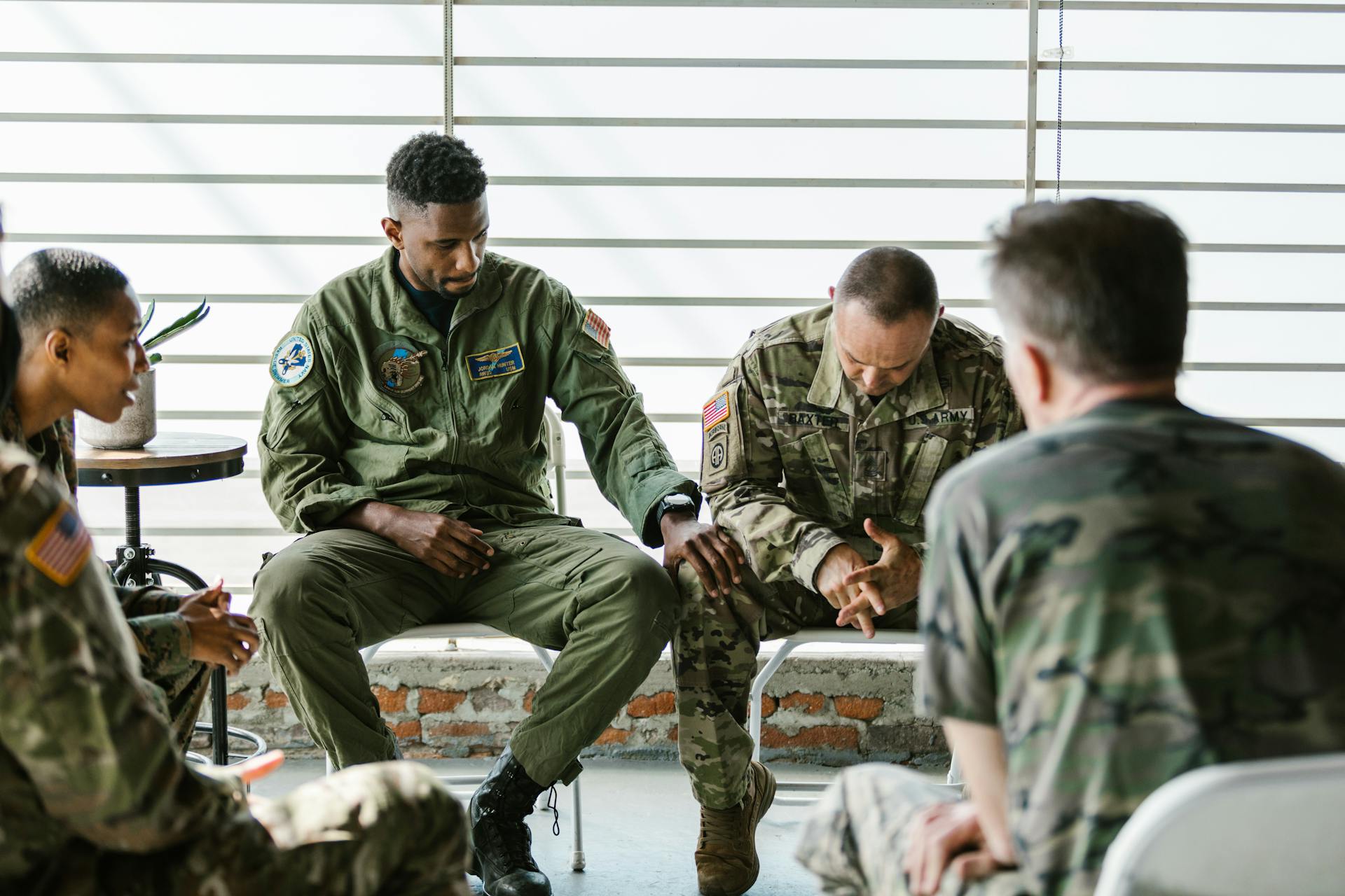 Photo d'hommes qui se soutiennent mutuellement